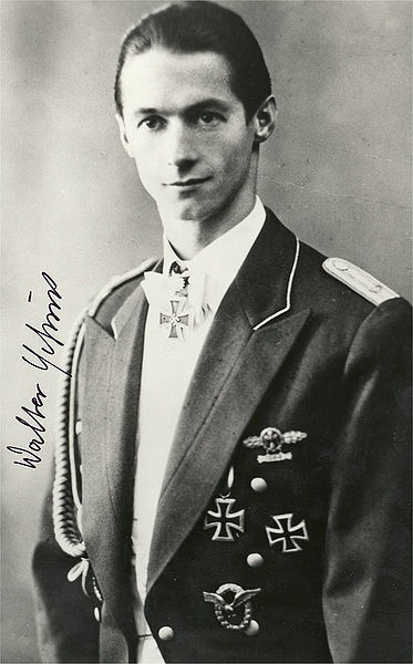 Walter_Schuck_im_großen_Gesellschaftsanzug_der_Luftwaffe