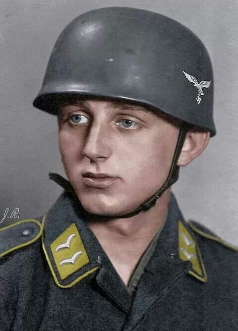 FJ mit Stahlhelm